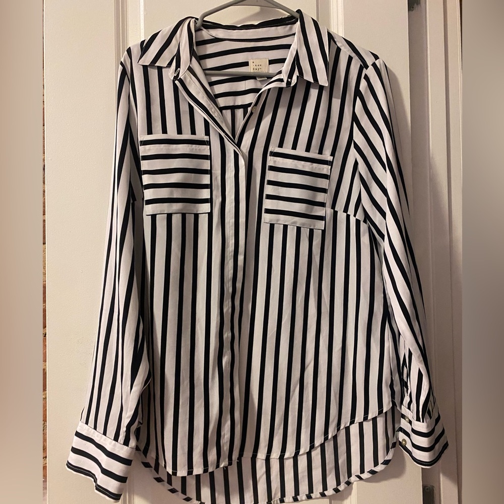 NEVER WORN - Long-sleeved striped blouse with pockets.